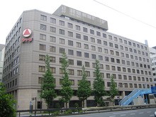 武田薬品工業の本社ビル（Photo by Lombroso/ Wikimedia Commons）