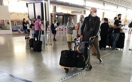 空港内でもマスク着用の旅行客の姿が（ＥＭＢ撮影）