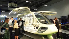 スーパーナルは「空飛ぶタクシー」の実寸大モデルを展示（筆者提供）