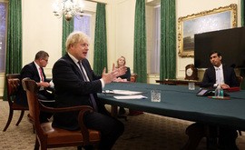 2021年１月、首相官邸で会談するジョンソン氏（左から２番目）とトラス氏・スナク氏（Photo By Andrew Parsons/-Flickr）