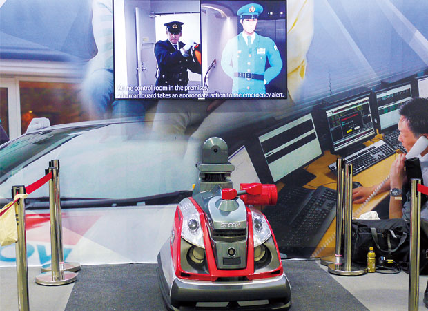 セコムは、「インターポール・ワールド2019」で自律走行型巡回監視ロボットやバーチャル警備システムなどを展示・紹介した＝7月3日、シンガポール湾岸部（NNA撮影）