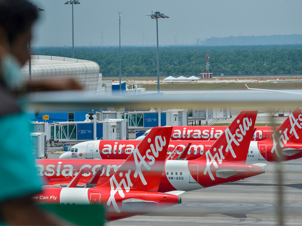 マレーシアの格安航空会社（ＬＣＣ）エアアジア・グループは３月下旬から大部分の国内外路線の運航を停止している＝３月27日、クアラルンプール国際空港（新華社）