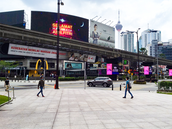 活動制限令で観光客が激減し、人通りがまばらになったマレーシア・クアラルンプールの繁華街（ＮＮＡ撮影）