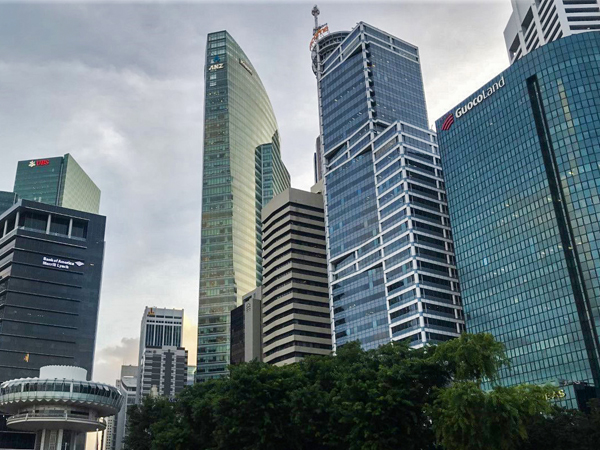 シンガポール中心部の様子。新型コロナウイルスの感染拡大で、サービス業を中心に厳しい雇用情勢が続いている。＝シンガポール（ＮＮＡ撮影）