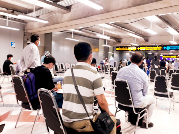 スワンナプーム空港に着くと、まず椅子に座って順番を待ち、入国許可証や健康証明書をチェックされた＝８月７日、タイ・サムットプラカン県（ＮＮＡ撮影）