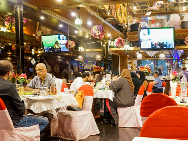バンコクにあるインド料理店。観光客向けのきらびやかな内装が印象的