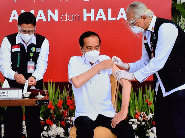 新型コロナワクチンの安全性を示すため、インドネシアでの接種第１号となるジョコ大統領（中央）＝１月13日、インドネシア・ジャカルタ（インドネシア内閣官房提供）