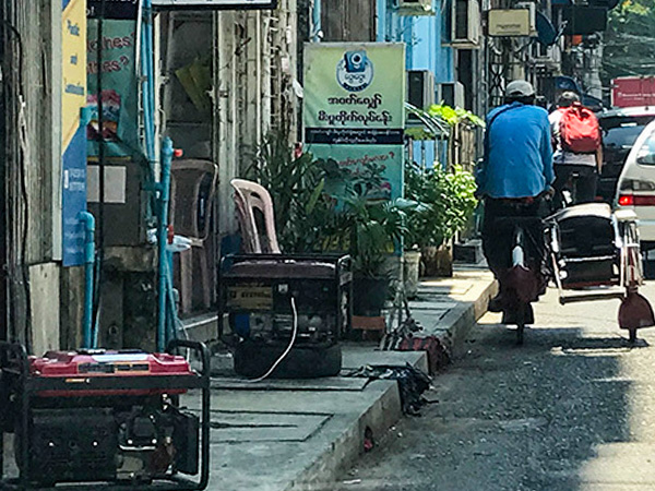 ミャンマーの最大都市ヤンゴン中心部の零細商店が多い通りには、自家発電機が路肩にずらりと並ぶようになった＝３月10日、ヤンゴン（ＮＮＡ）
