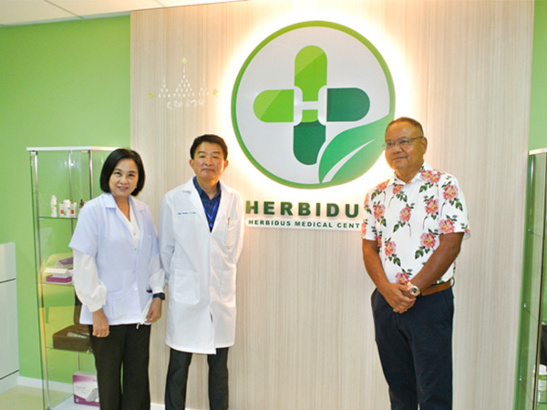 ３月に開業した「ハービダス・メディカルセンター」のクルアーソーポン会長（右）と医師ら＝５月３日、タイ・バンコク（ＮＮＡ撮影）