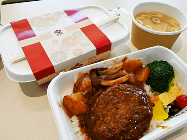 「和田弁当」で人気のハンバーグ弁当。味はもちろん、ホットチェーン（高温物流）での販売に適した食材と調理法で彩りや食感にも気を配っている＝10月、数碼港（ＮＮＡ撮影）