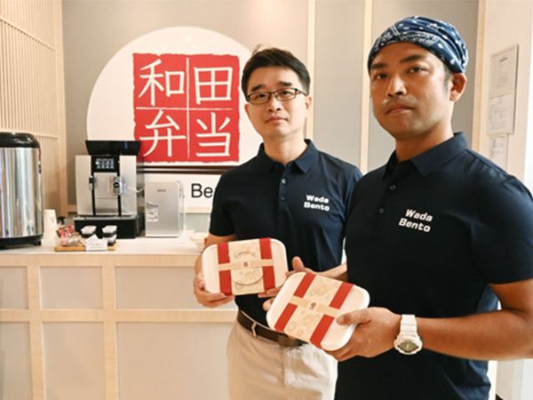 和田弁当を運営する鎌倉食品のチェンＣＥＯ（左）と及川シェフ＝10月、数碼港（ＮＮＡ撮影）