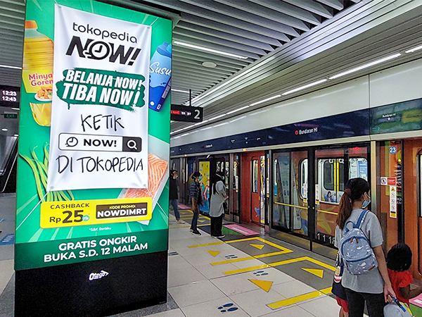 ジャカルタの都市高速鉄道（ＭＲＴ）駅構内に設置された「トコペディアＮｏｗ！」の電子広告＝ジャカルタ（ＮＮＡ撮影）