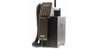英国初の携帯電話による通話は米モトローラの端末を使って行われた（ボーダフォン提供）
