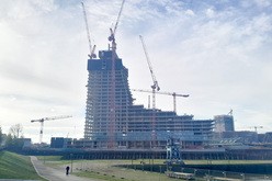 建設が中断したハンブルクの高層ビル（ＥＭＢ撮影）