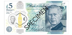 国王の肖像が描かれた新５ポンド紙幣（イングランド銀提供）