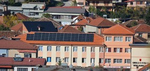 アルバニアに設置された太陽光発電システム（国連開発計画提供）