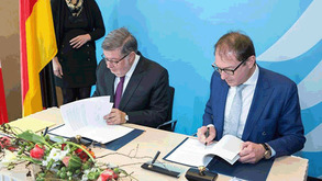 合意書に調印するドブリント独運輸相（右）とビダリス仏運輸担当相（ドイツ政府提供）