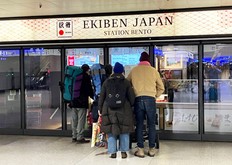 連日２時間で売り切れに（チューリヒ中央駅にて、筆者撮影）