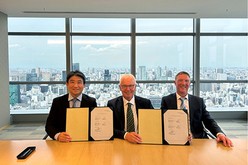 調印式の様子（住友商事提供）
