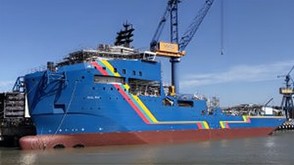 進水後のケーブル敷設船（東洋建設提供）