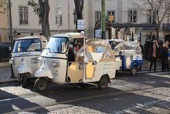 リスボン観光の貴重な足となる三輪車もピアジオ製が多数を占める（ＥＭＢ撮影）