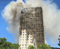 火災は建物全体に広がり、鎮火作業は日中も続いた（ロンドン消防局提供）