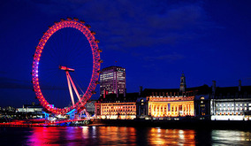 ロンドン・アイの照明はスポンサーによって異なり、現在はコカ・コーラの赤（Photo by Michal Osmenda/Wikimedia Commons）

