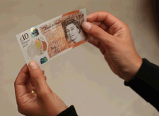 ９月から流通するプラスチック製の新10ポンド紙幣（イングランド銀提供）