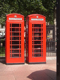 赤い電話ボックスは今でもロンドン観光の名所の１つ（Photo by Les Chatfield/Flickr）