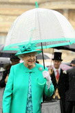 フルトンの傘を愛用するエリザベス女王（同社提供）