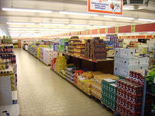 シンプルに陳列されたアルディの店内（Photo by Benutzer:Kira Nerys/Wikimedia Commons）