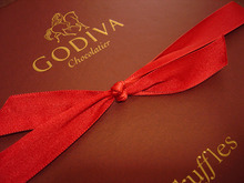 ゴダイバ夫人をモチーフにしたゴディバのロゴ（Photo by Elena / Flickr）