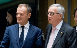 ユンケル欧州委員長（右）は次段階交渉の困難さに覚悟を促した（欧州委員会）