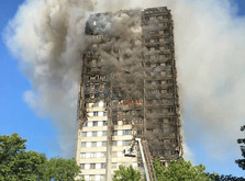 建物全体に広がり、約２日半後に完全に鎮火した（ロンドン消防局提供）