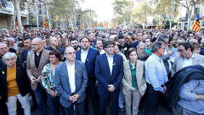 カタルーニャ自治州の独立を求めるデモに参加する元指導者ら（同州政府提供）