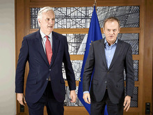 ＥＵ側でブレグジット交渉を率いたバルニエ首席交渉官は今年の顔に（左、欧州議会提供）