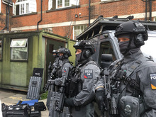 厳重な装備に身を包む対テロ特別銃火器チーム（ロンドン警視庁提供）
