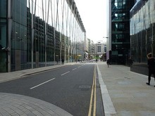 ロンドンの金融街シティーのムーア・レーンでもＥＶなど以外の車両の通行を禁止する実証プロジェクトが行われる（Photo by Guillaume Baviere / Wikimedia Commons）
