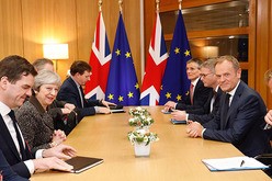 ＥＵ離脱協定で合意したメイ英首相（左から２人目）とトゥスクＥＵ大統領（右、欧州議会提供）