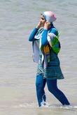 ブルキニを着用する女性（Photo by Giorgio Montersino/Wikimedia Commons)