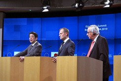 記者会見に臨む安倍首相（左）とＥＵのトゥスク大統領（中）、ユンケル欧州委員長（ＥＵ提供）