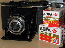 アグフアのカラーフィルムとスプリングカメラ「イゾレッテ」（Photo by Titrisol / Wikimedia Commons）