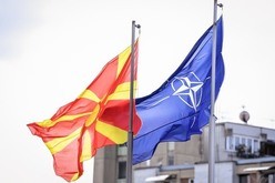 政府庁舎前に掲揚された北マケドニア共和国の国旗（左）とＮＡＴＯの旗（北マケドニア政府提供）