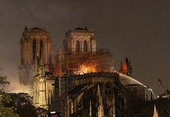 火災で尖塔と屋根を焼失したノートルダム大聖堂（仏政府提供）