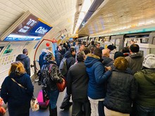交通まひにより混雑するパリ地下鉄（パリ交通公団のツイッターより）