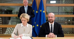 離脱協定に署名するフォンデアライエン欧州委員長（左）とミシェルＥＵ大統領（同委員長ツイッターより）