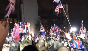 ＥＵ離脱記念イベントで英国旗をなびかせる参加者（国会議事堂前広場）