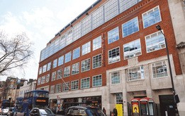 ロンドン中心部にあるチャリングクロス・ロード本店（Photo by Chris Sampson / Wikimedia Commons）