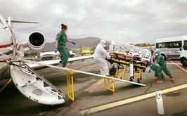 患者の航空輸送に使用されるハミルトン・メディカルの人工呼吸器（同社ツイッターから引用）