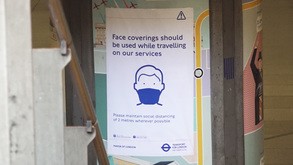 ロンドン交通局（ＴｆＬ）のマスク着用要請ポスター（筆者提供）